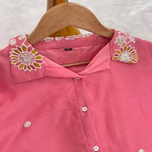 Conjunto de Kurti y Pantalón de Seda Chinon Pesada VASTRA COTTAGE para Mujer, Bordado con Lentejuelas, Diseño Étnico - Product Image 4