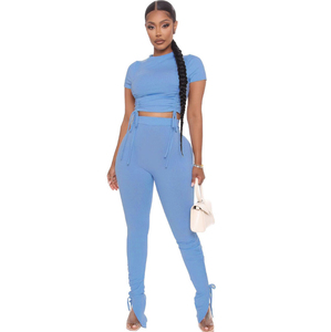 Ensemble de yoga 2 pièces pour femme, noir, haut court à manches courtes, leggings taille haute froncés aux fesses, tenue de sport unie - Product Image 3