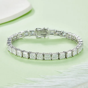 Bracelet de tennis Moisaanite élégant et abordable Longueur de 4.50mm avec des diamants éthiques étincelants conçus pour l'élégance quotidienne - Product Image 2