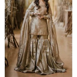 Elegantes y Estilizados Vestidos de Nikkah con Bordado en Línea A para Novias, con Cuello Barco y Cintura Natural - Product Image 2