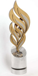 En bronze aluminiumand laiton conçu pour tourner La sculpture représente des flammes stylisées en or sculpture polie moderne - Product Image 2