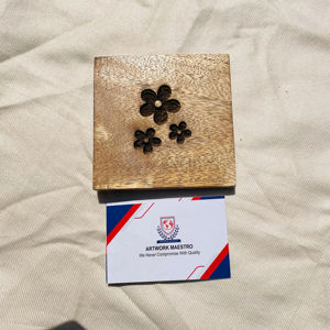 Sous-verre en bois d'acacia fait main avec motif floral gravé, personnalisation disponible ici - prix bas - Product Image 1