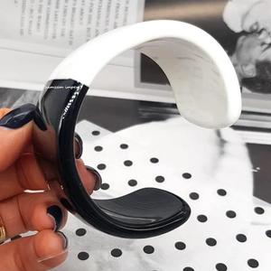 Bracelet manchette en résine large noir et blanc audacieux bijoux de déclaration bicolores faits à la main pour les femmes Style moderne et artistique - Product Image 2