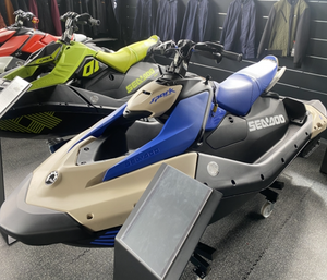 เจ็ตสกี Sea-Doo Spark Trixx 3-Up Freestyle – เรือยนต์น้ำน้ำหนักเบาขนาดกะทัดรัดสำหรับการแสดงท่าผาดโผนและความสนุกสนาน - Product Image 5