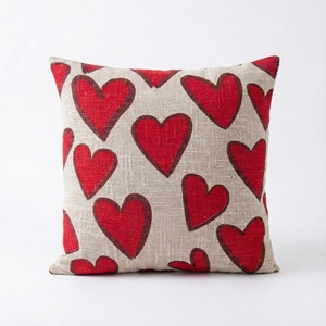 Nueva llegada: Funda de cojín de algodón hecha a mano con estampado de corazones y técnica de block print para el hogar y hoteles. - Product Image 1