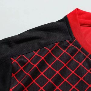 Fabricante de Uniformes de Fútbol Personalizados OEM, Conjunto de Camiseta y Pantalones Cortos Deportivos Transpirables de Secado Rápido para Entrenamientos, Partidos y Deportes de Equipo - Product Image 5