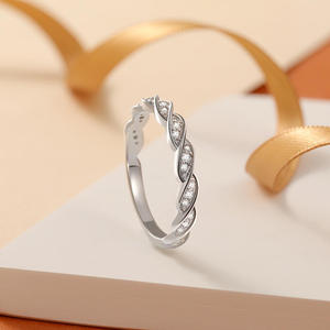 Bague de mariage torsadée en moissanite pour homme Jeulia - Bague fine en argent sterling plaqué platine - Product Image 4