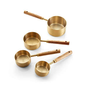 Ensemble de tasses à mesurer en acier inoxydable de haute qualité avec long manche en bois poli doré idéal pour des tâches de cuisson et de cuisson précises - Product Image 3