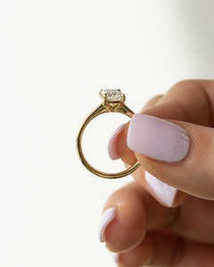 Anillo de Bodas de diamante cultivado en laboratorio Esmeralda conjunto de puntas de oro puro de 18 quilates de diseñador exclusivo anillo apilable de banda de oro solitario minimalista - Product Image 3