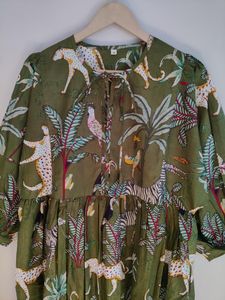 Robe d'été midi avec imprimé de la jungle Trending Long Block Print Deep Neck et String Closure Mini Dress Style - Product Image 2