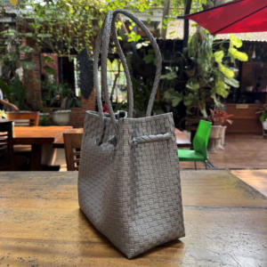 Bolsa tejida hecha a mano Material plástico Premium Accesorio de moda elegante para adultos con patrón Lurik Tejido reciclado de Indonesia - Product Image 2