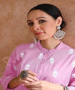 Fashion Fusion: estilo pakistaní Salwar Kameez: fusión de estilos tradicionales y modernos, creando una moda elegante y elegante - Product Image 1