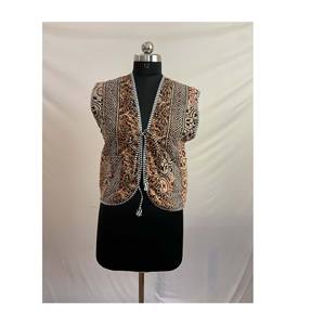 Chaqueta Acolchada Vintage Kantha, Chaqueta Chaleco Algodón Artesanal. Chaleco de mujer estilo hippie de frente abierto. # KanthaFashion - Product Image 1