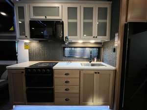 Caravana Mini Teardrop de Acero Inoxidable Usada de Alta Calidad para 8 Personas, Impermeable, la Mejor Opción en Precio para Viajes por Carretera en Pareja o Individual - Product Image 3