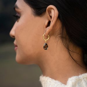 Petites boucles d'oreilles Huggie en quartz fumé Plaqué or 18 carats Dainty Hoop Design minimaliste Cadeau pour ses bijoux de mode - Product Image 3