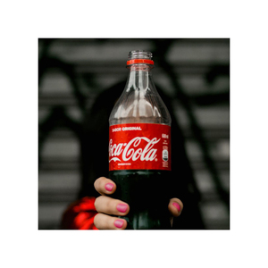Coca-Cola, boisson gazeuse rafraîchissante, idéale pour les journées chaudes et les rafraîchissements estivaux. - Product Image 2
