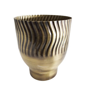 Article unique Jardinière ronde décorative en métal pour jardin Design gravé Laiton placage antique Taille standard Pot de bureau et décoration intérieure - Product Image 1