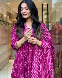 Dépêchez-vous et achetez un pantalon Kurti et Dupatta de haute qualité en pur coton Nayra Cut avec broderie lourde pour les fêtes! - Product Image 4