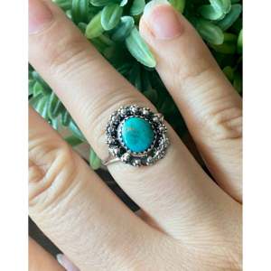 Anillo Navajo Hecho a Mano con Turquesa Kingman y Plata de Ley, Joyería Cultural Coleccionable, Talla 7.75 - Product Image 2