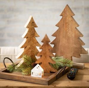 Centro de mesa de madera festivo para mesa de Navidad con mini árboles con base de madera natural y detalles de bayas de temporada - Product Image 6