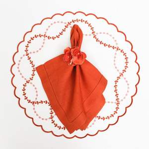 Manteles individuales de lino artesanales con bordados hechos a mano para una decoración única del comedor en hogares de lujo - Product Image 2