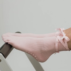 Chaussettes de yoga et de barre avec logo personnalisé, fabriquées au Vietnam, avec sangle et nœud, en coton de haute qualité, semelle en tissu éponge confortable, design mignon - Product Image 3