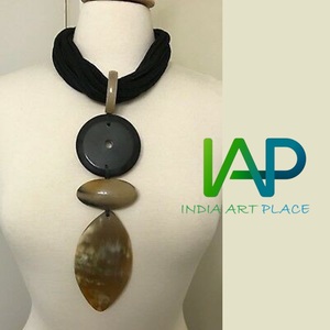 Conjunto de collar de resina de diseñador hecho a mano, collar con cuentas de resina, gargantillas de eslabones personalizados de galería de moda, cuentas cortadas en corazón, artículos de fiesta - Product Image 2