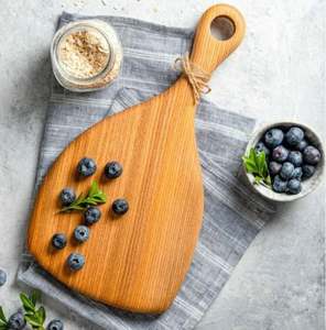 Planche à découper en bois réversible tendance avec fini vieilli offrant une surface à double usage pour couper et servir - Product Image 6