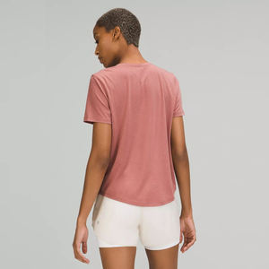 Camiseta con cuello en V para mujer, camisetas de ajuste relajado, venta al por mayor, camisetas informales transpirables ligeras de alta calidad hechas a medida para todos los días - Product Image 3