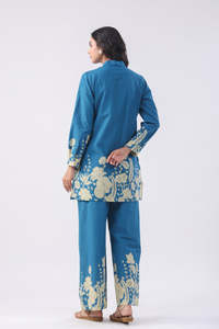 Conjunto de dos piezas informal por encima de la rodilla de moda de verano para mujer, pantalones cortos bordados con parte superior tejida floral larga, patrón sólido de longitud corta - Product Image 3