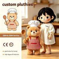 Vente en gros : Peluche Ours de Cuisine Kawaii, Peluche Chef en Gingham avec Tablier, Mascotte de Décoration pour Fête de Pâtisserie, Cadeau pour Enfants