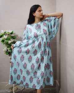 Vêtements pour femmes et vêtements de fête indiens faits à la main, légers et à motifs floraux - Product Image 3