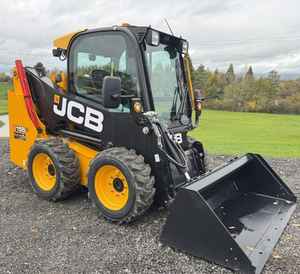 Chargeuse compacte sur pneus JCB 155 haute puissance, 55 CV, moteur diesel, machine de construction compacte avec godet de 0,40 m³ - Product Image 2