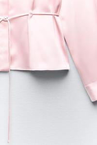 Chemise rose douce et légère à manches longues et boutons classiques sur le devant pour femmes à vendre à prix de gros - Product Image 2