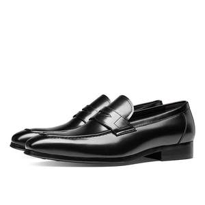 Chaussures habillées brodées avec motif unique et embout renforcé pour hommes, en cuir - Product Image 1