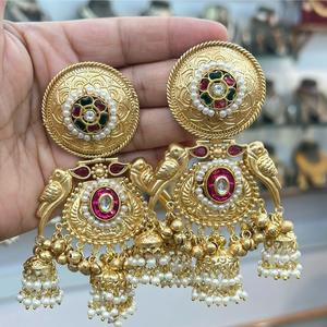 Pendientes grandes llamativos de peso ligero pulido dorado de calidad superior elegantes colección de ropa de función tradicional para mujer - Product Image 1