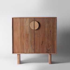 Gabinete de barra de madera de acacia acanalado Gabinete de bebidas moderno con puertas texturizadas, almacenamiento en la sala de estar. - Product Image 1