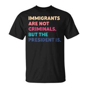 T-shirt Promozionale con Frase Audace: Gli Immigranti Non Sono Criminali President Is - Product Image 1