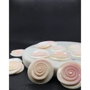 Composants et apprêts de bijouterie en coquille de reine rose sculptée - Product Image 1
