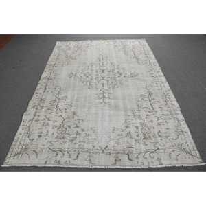 พรมตุรกีขนาดใหญ่ 5.5x7.9 ฟุต ลายสัตว์สีขาวสไตล์วินเทจ - Product Image 1