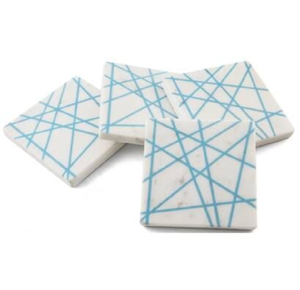 Sous-verres carrés en marbre blanc avec un motif géométrique bleu contemporain. Disponible à prix de gros. Acheter. - Product Image 1