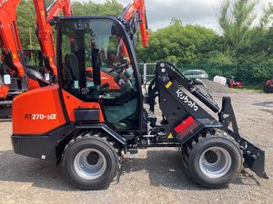 Chargeuse sur pneus Kubota RT270-2A, pelle frontale, 25 ch, transmission hydrostatique avec pompe, vitesse de déplacement sur route de 20 km/h - Product Image 2