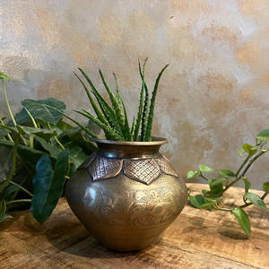 Lota élégant en laiton pour les rituels et les cérémonies religieuses Laiton artisanal pour les pratiques religieuses traditionnelles - Product Image 1