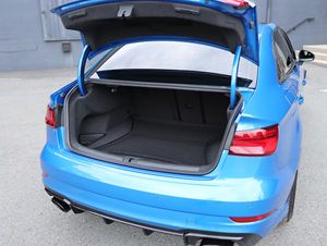 Audi RS3 Turbo 2018, 5 cylindres, transmission automatique, transmission intégrale, sièges en cuir, jantes en alliage lithium R17, feux LED simples, toit ouvrant - Product Image 2