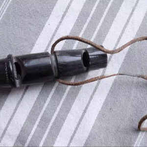Sifflet en corne de buffle pour animaux de compagnie |   Sifflet d'entraînement pour animaux fait à la main de haute qualité - Product Image 1