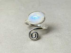 Venta al por mayor de fábrica Popular minimalista Arco Iris piedra lunar anillo hecho a mano Plata de Ley 925 joyería Vintage diseño en espiral joyería - Product Image 2