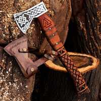 Hache en acier à haute teneur en carbone personnalisée faite à la main avec hachette sculptée à la main, haches viking de qualité industrielle pour l'extérieur avec étui en cuir fin