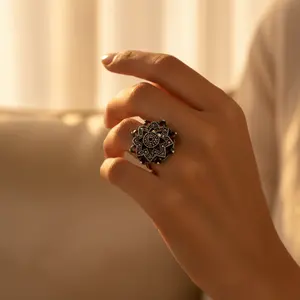แหวนเงินแท้ 925 สำหรับผู้หญิง ดีไซน์ดอกไม้ ประดับพลอยโกเมน แหวนสไตล์ดอกไม้สุดหรู - Product Image 1
