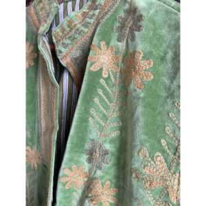 Blazer Automne/Hiver pour Femmes - Veste en Velours Réversible Style Chinoiserie Vert Mousse/Doré Matelassé Style Bohème Logo Personnalisé Cuir - Product Image 4