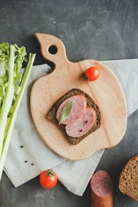 Planches à découper en bois personnalisées en forme de pomme avec logo personnalisé pour la préparation des aliments en cuisine - Product Image 3